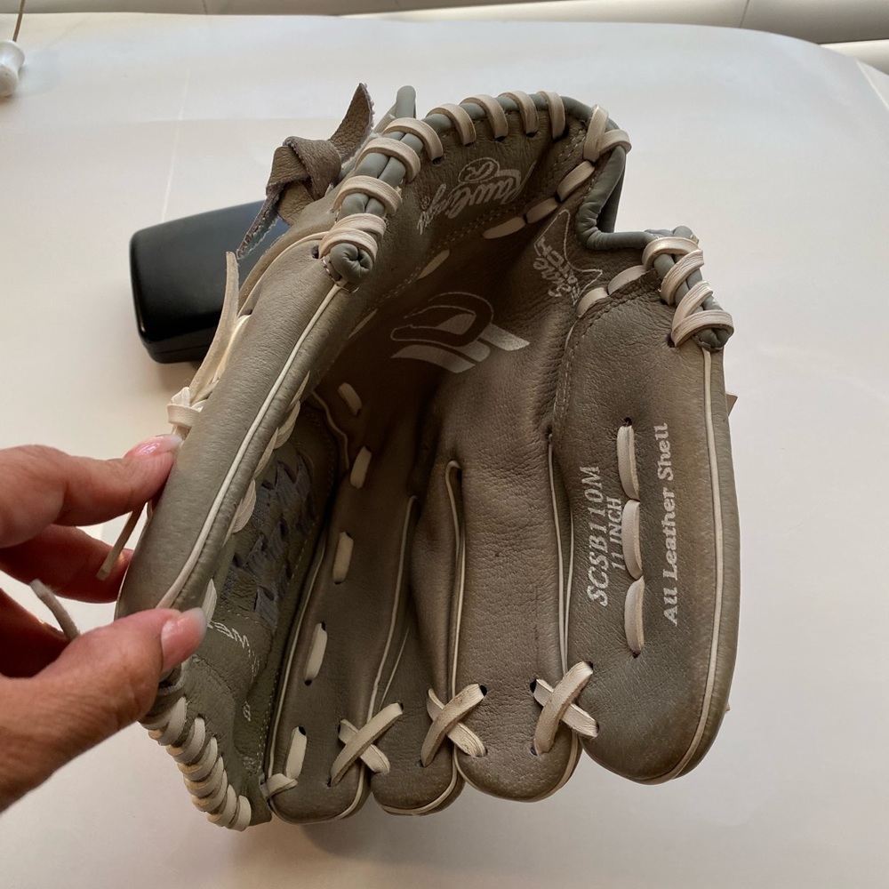 RAWLINGS ⚾️ Sure Catch Softball Glove - to be worn on right hand to catch - Picture 5 of 6